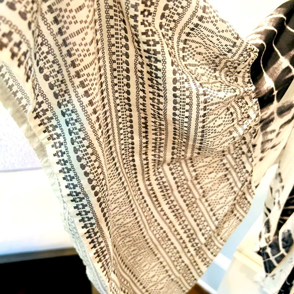 Cropped black and white tie-up top. Size S - Picture 3 of 5